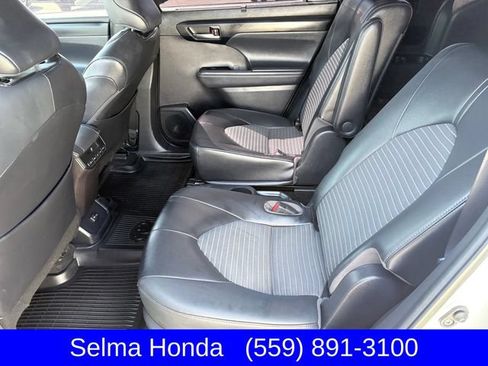 Used 2022 Toyota Highlander XSE AWD/4WD image 7