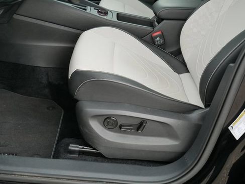 Certified 2025 Volkswagen Tiguan SE AWD/4WD image 14