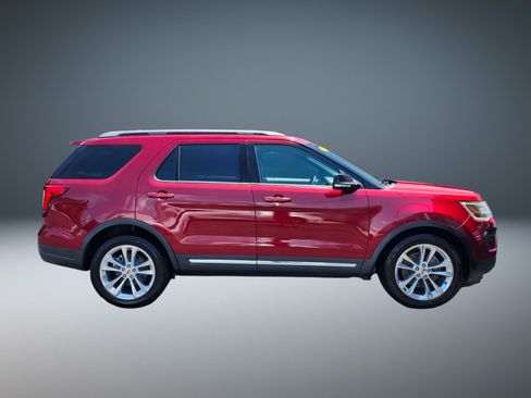 Used 2018 Ford Explorer XLT w/ Equipment Group 202A FWD image 2