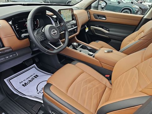 Used 2025 Nissan Pathfinder Platinum image 37