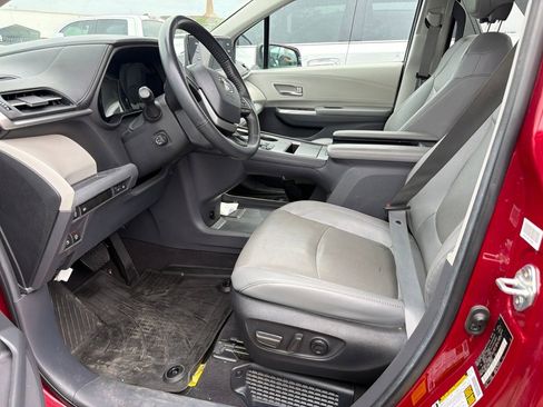 Used 2024 Toyota Sienna Limited FWD image 8