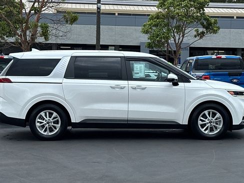 Certified 2023 Kia Carnival LX image 4