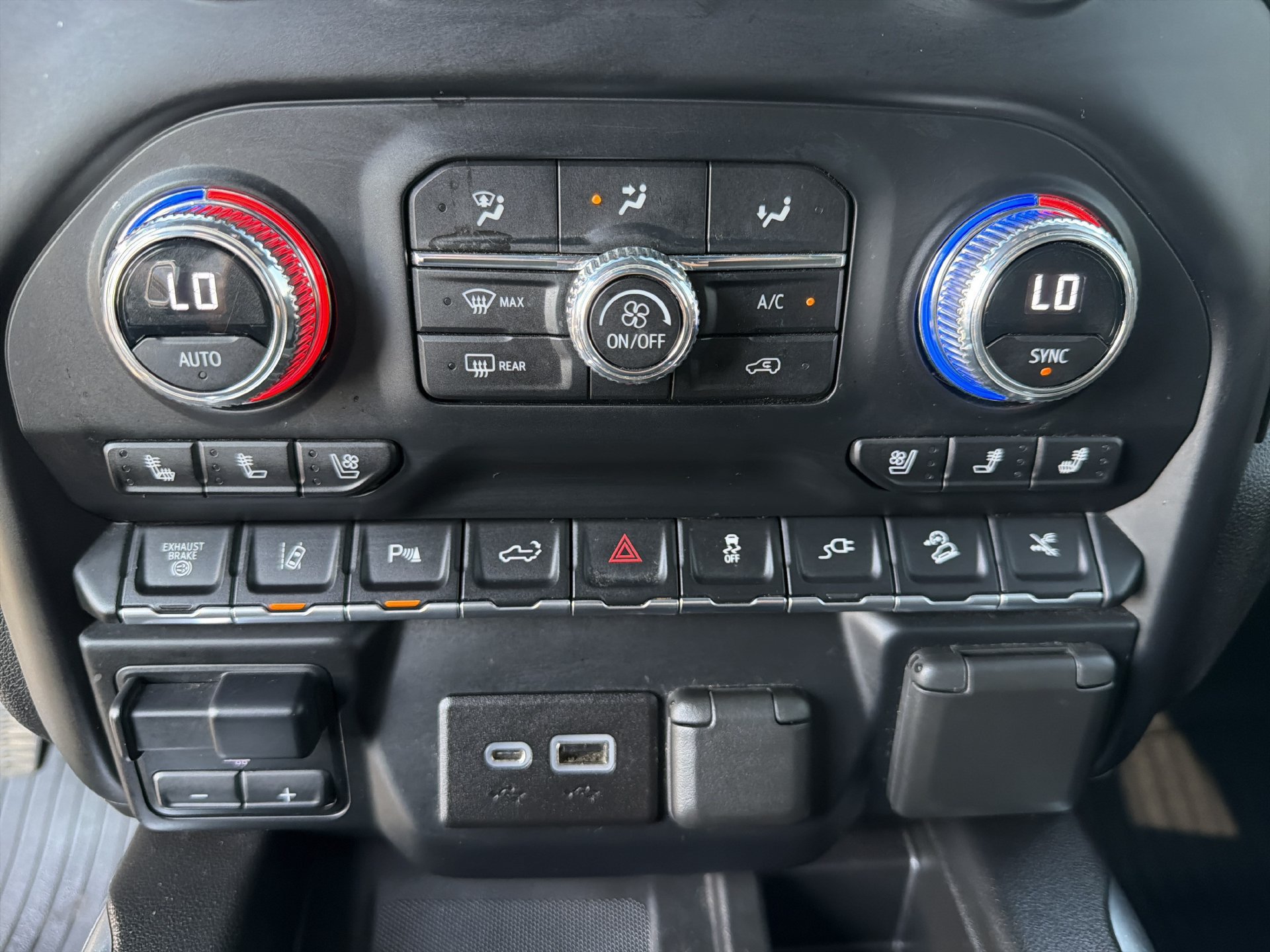 Used 2022 GMC Sierra 2500 AT4 w/ AT4 Premium Plus Package AWD/4WD image 10