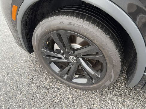 Certified 2024 Volkswagen Tiguan SE R-Line image 7