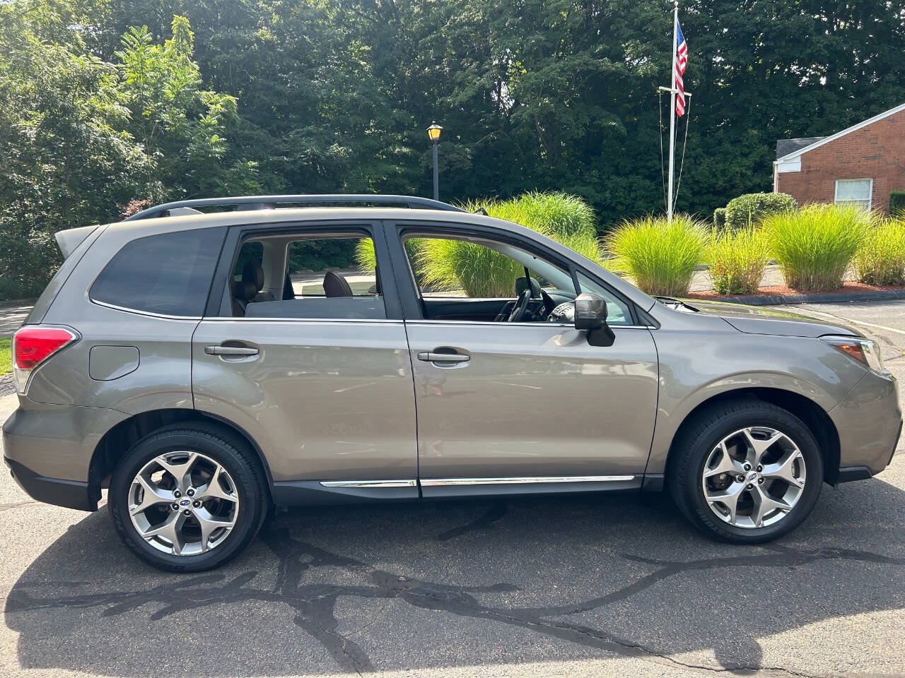 Used 2017 Subaru Forester 2.5i Touring AWD/4WD image 5