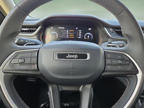 Used 2024 Jeep Grand Cherokee Laredo image 24