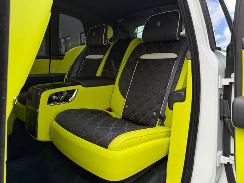 Used 2025 Rolls-Royce Cullinan Black Badge image 28