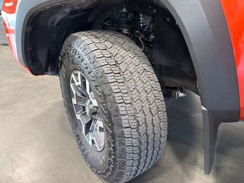 Used 2018 Toyota Tacoma TRD Off-Road w/ Technology Package AWD/4WD image 19