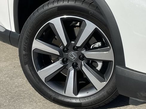Certified 2025 Honda Pilot Touring image 9