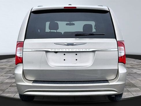 Used 2014 Chrysler Town & Country Touring image 4
