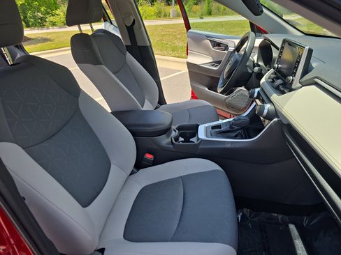Used 2019 Toyota RAV4 XLE w/ Convenience Package AWD/4WD image 10