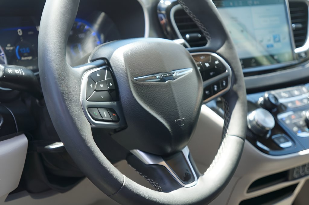 Used 2024 Chrysler Pacifica Touring-L FWD image 15