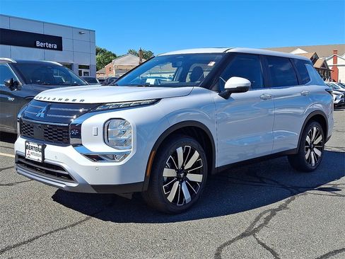 New 2025 Mitsubishi Outlander SE image 2