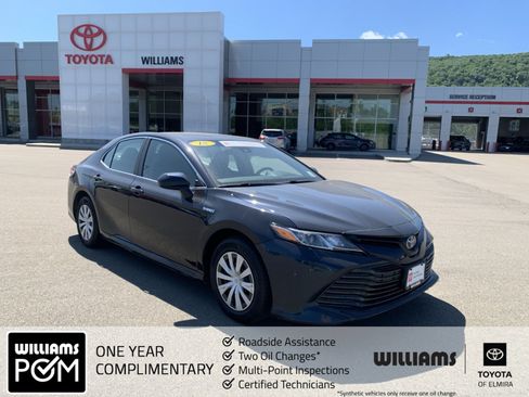 Used 2018 Toyota Camry LE FWD image 1