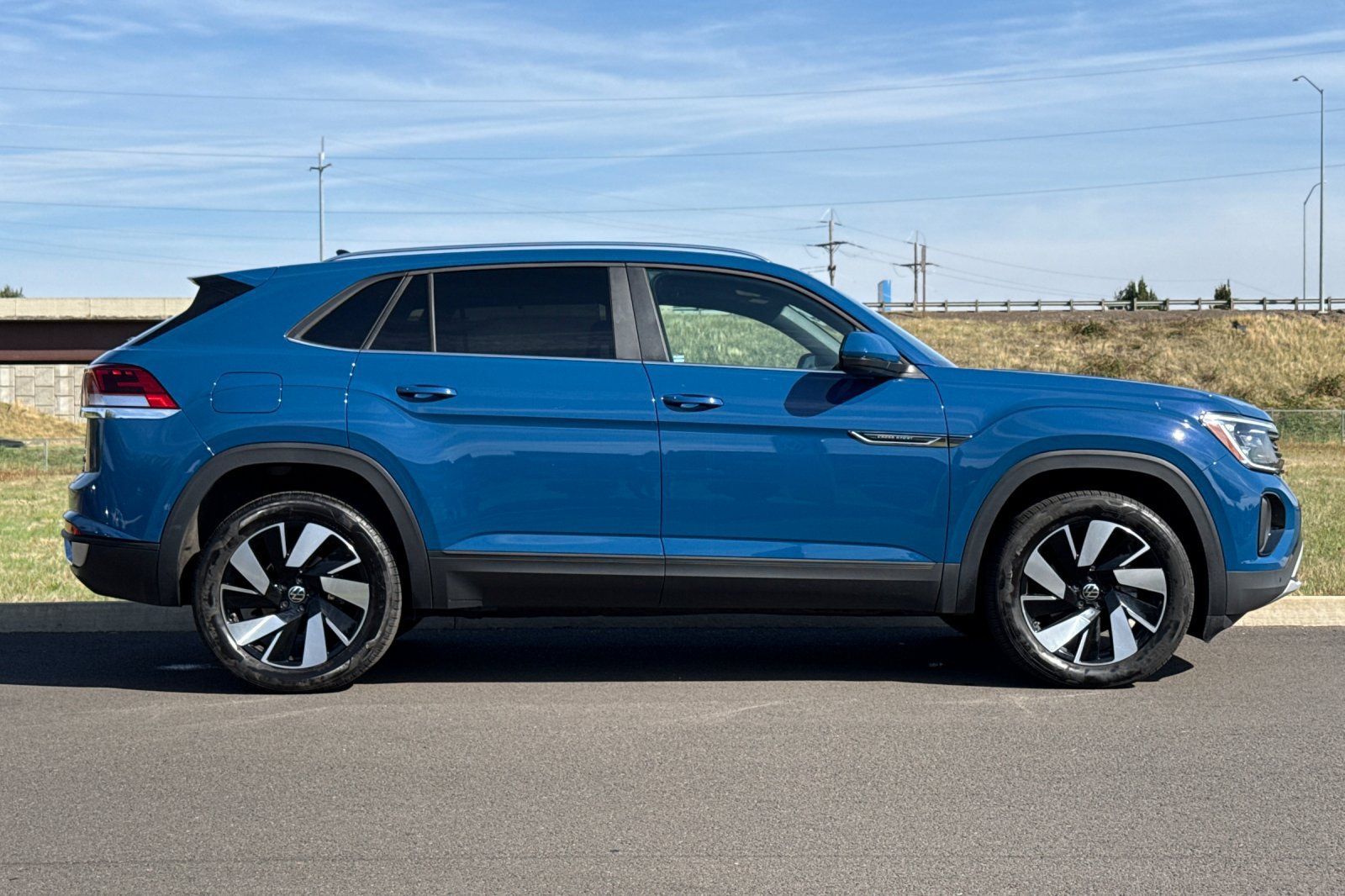 Used 2026 Volkswagen Atlas Cross Sport SE AWD/4WD image 2
