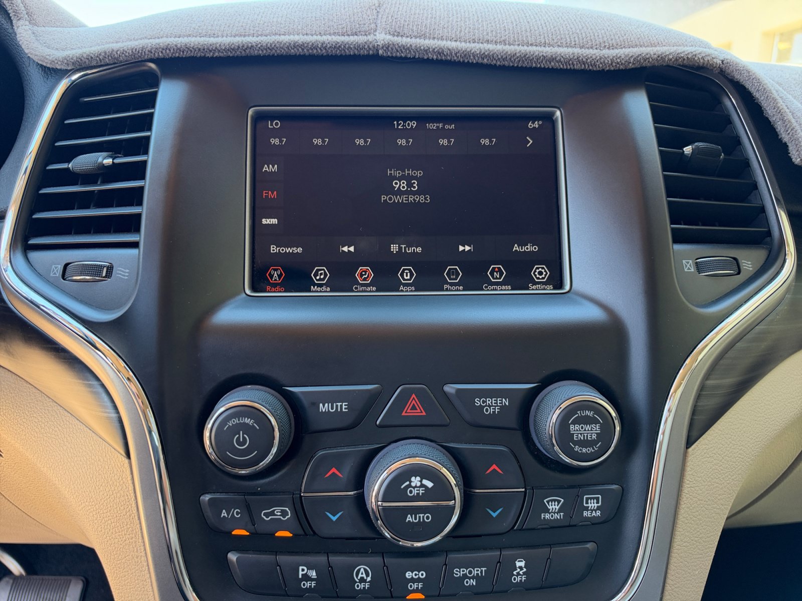 Used 2020 Jeep Grand Cherokee Laredo RWD image 28