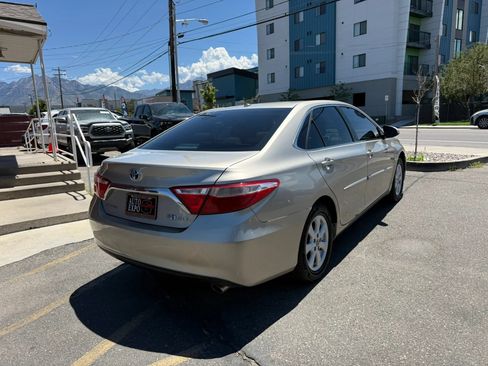 Used 2017 Toyota Camry XLE w/ Moonroof Package FWD image 5