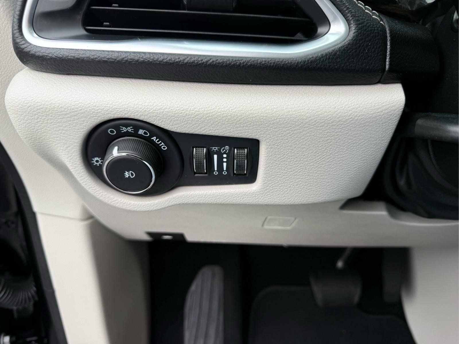 Used 2024 Chrysler Pacifica Limited FWD image 21