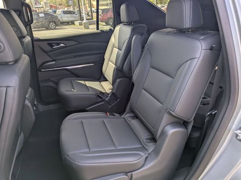 Used 2025 Chevrolet Traverse LT image 13