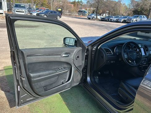 Used 2017 Chrysler 300 Limited image 14