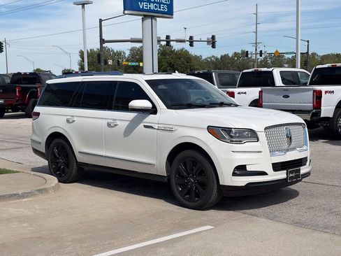 Used 2023 Lincoln Navigator Reserve AWD/4WD image 7