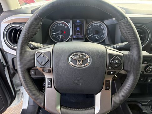 Used 2020 Toyota Tacoma SR5 RWD image 14