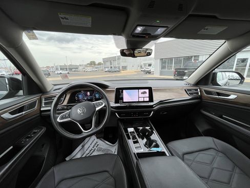 Used 2024 Volkswagen Atlas SE image 16