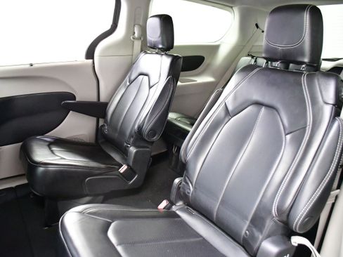 Used 2025 Chrysler Pacifica Select FWD image 10