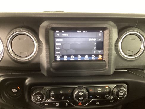 Used 2020 Jeep Gladiator Overland w/ LED Lighting Group AWD/4WD image 23