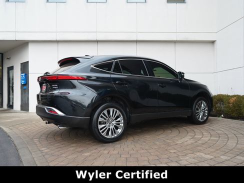 Used 2022 Toyota Venza Limited image 3