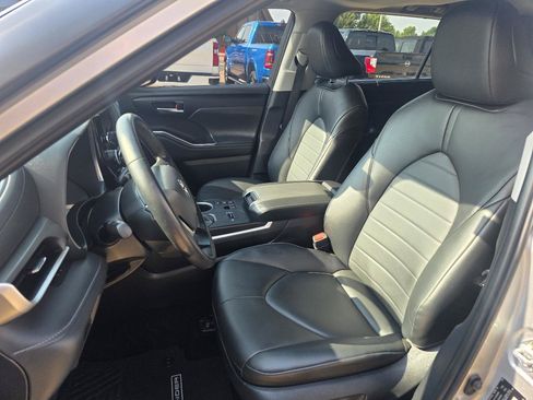 Used 2024 Toyota Highlander XLE AWD/4WD image 13