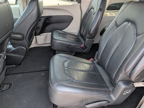 Used 2018 Chrysler Pacifica Touring-L FWD image 13