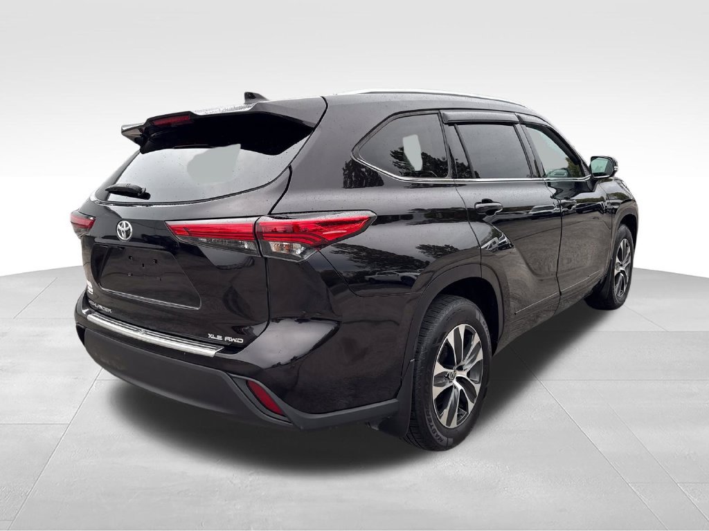 Used 2020 Toyota Highlander XLE AWD/4WD image 2