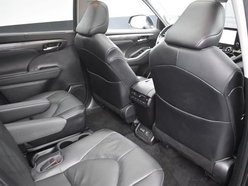 Used 2023 Toyota Highlander Platinum FWD image 36