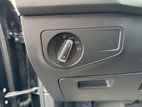 Used 2022 Volkswagen Tiguan SE image 11