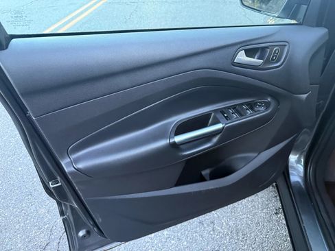 Used 2017 Ford Escape SE w/ Equipment Group 201A image 18