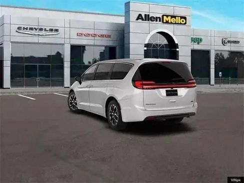 New 2026 Chrysler Pacifica Select image 5