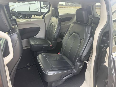 Used 2017 Chrysler Pacifica Limited image 11