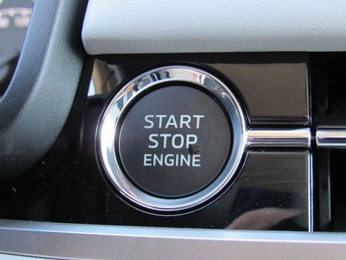 New 2025 Mitsubishi Outlander SE image 17