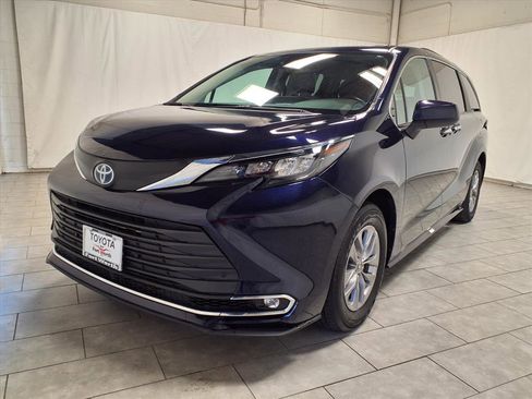 Used 2024 Toyota Sienna XLE image 3