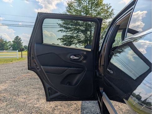 Used 2017 Jeep Cherokee Latitude w/ Cold Weather Group AWD/4WD image 11