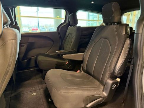 Used 2019 Chrysler Pacifica Touring Plus w/ S Appearance Package FWD image 21