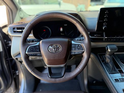Used 2024 Toyota Sienna Platinum AWD/4WD image 21