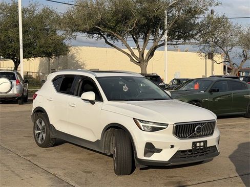 Used 2023 Volvo XC40 B5 Plus w/ Driver Assist Package image 3