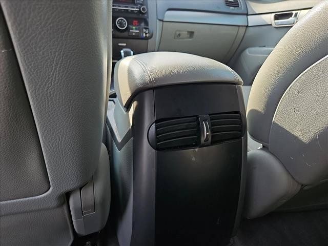Used 2009 Kia Borrego LX w/ Convenience Pkg RWD image 14
