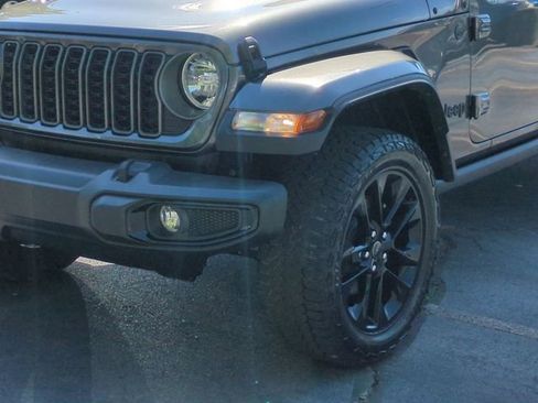 Certified 2025 Jeep Gladiator Sport AWD/4WD image 9