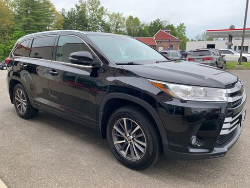 Used 2018 Toyota Highlander XLE w/ Carpet Mat Package (TMS) AWD/4WD image 3