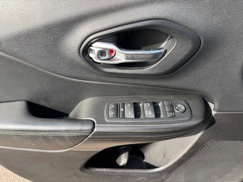 Used 2014 Jeep Cherokee Limited image 14