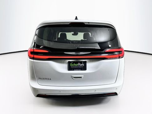 Used 2024 Chrysler Pacifica Touring-L FWD image 7