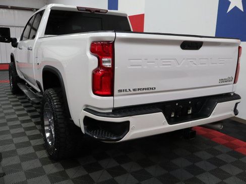 Used 2020 Chevrolet Silverado 2500 High Country w/ Technology Package AWD/4WD image 12